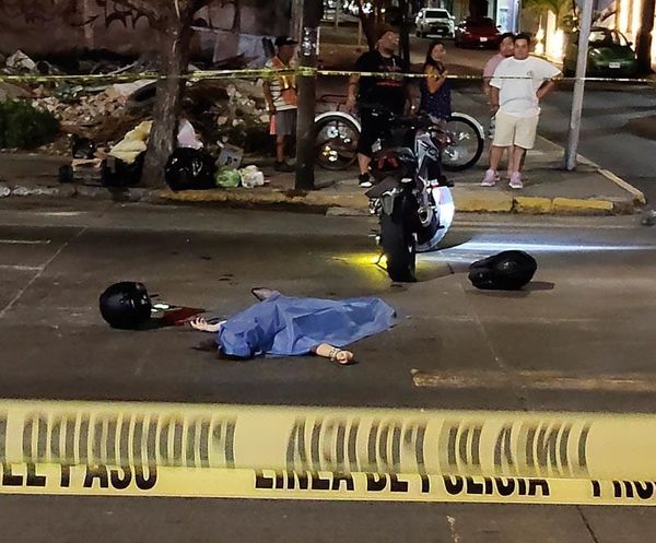 ¡CAMIÓN DE PEMEX MATÓ A DAMA QUE VIAJABA EN MOTO!