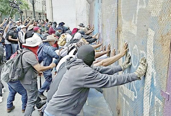 ¡FRENAN A LA CNTE!