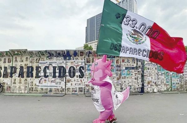 ¡PROTESTAN EN EL ÁNGEL; "LA PELOTA VUELVE A CASA, ¿NUESTROS DESAPARECIDOS CUÁNDO?"!