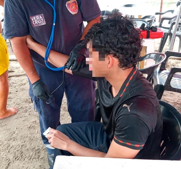 ¡RESCATAN A JOVEN QUE SE METIÓ AL MAR EN APARENTE CRISIS EMOCIONAL!