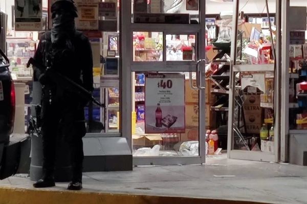 ¡ASALTAN TIENDA OXXO FRENTE A PROTECCIÓN CIVIL DE MEDELLÍN!