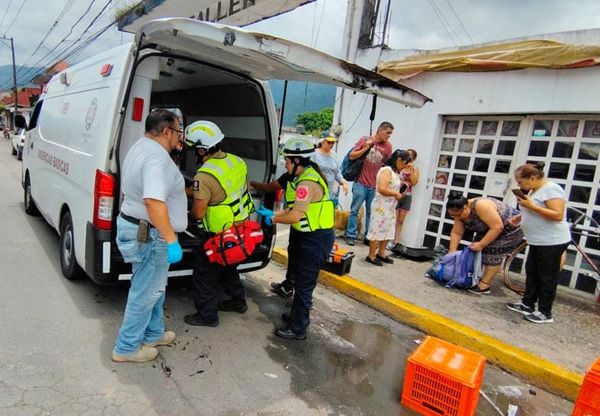 ¡AUTOMÓVIL LE PEGÓ AL CAZO DE LAS CARNITAS Y QUEMÓ A DOS PERSONAS!