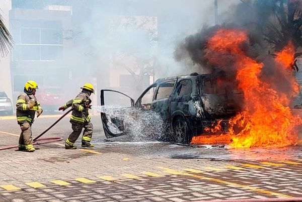 ¡CAMIONETA CARBONIZADA EN LA RIVIERA VERACRUZANA!