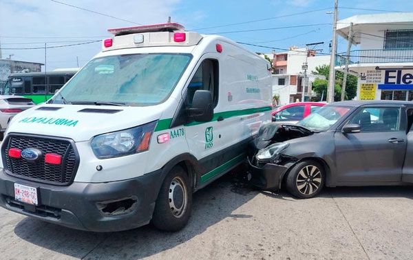 ¡CHOCAN AMBULANCIA DEL IMSS Y AUTOMÓVIL JAPONÉS!
