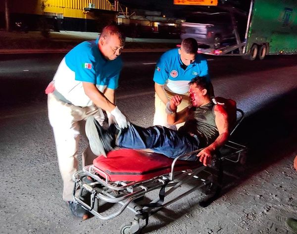 ¡DOS BORRACHINES HERIDOS AL DERRAPAR EN LA MOTOCICLETA!