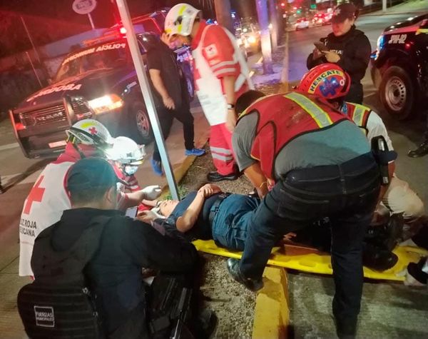 ¡MUJER POLICÍA CAE DE PATRULLA Y SUFRE FRACTURA DE CRÁNEO!