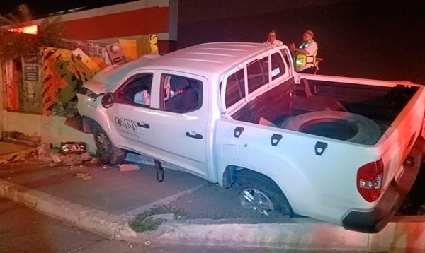 ¡BORRACHO SE DUERME AL VOLANTE Y SE IMPACTA CONTRA ESTRUCTURA DE CONCRETO!