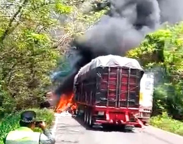 ¡CHOCAN Y SE INCENDIAN TRES TRÁILERS EN ACTOPAN!