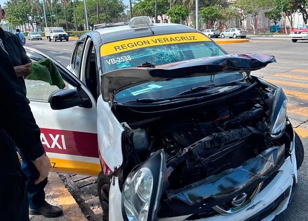 ¡CONDUCTOR DE PROTECCIÓN CIVIL CHOCA CON TAXI Y HUYÓ!