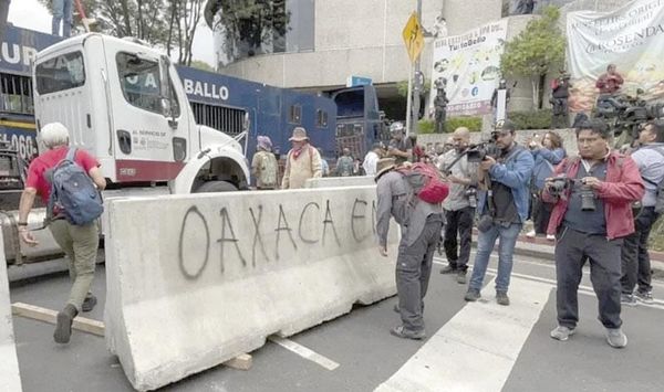¡FRENAN POLICÍAS AVANCE DE CNTE HACIA ESTADIO CDMX!