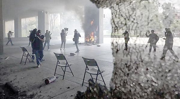 ¡VANDALIZA CNTE A LA SEP!