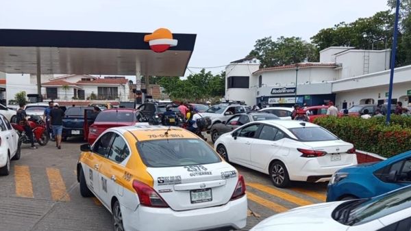 ¡MAESTROS DEL SNTE-CNTE TOMAN GASOLINERAS EN TUXTLA GUTIÉRREZ, COPARMEX EXIGE APLICAR LA LEY!