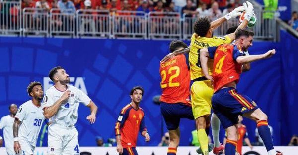 ¡LLUEVEN CRÍTICAS SOBRE LA “ROJA”!