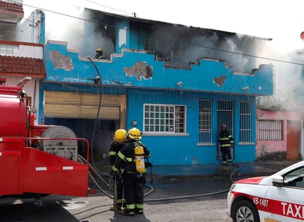 ¡SE INCENDIA CASA DE PAREJA DE ABUELITOS Y 5 MASCOTAS!