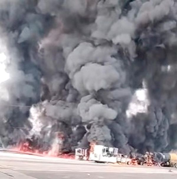 ¡INFIERNO EN LA CARRETERA! - *Pipa sin frenos se estrella hasta con punto de revisión del Ejército