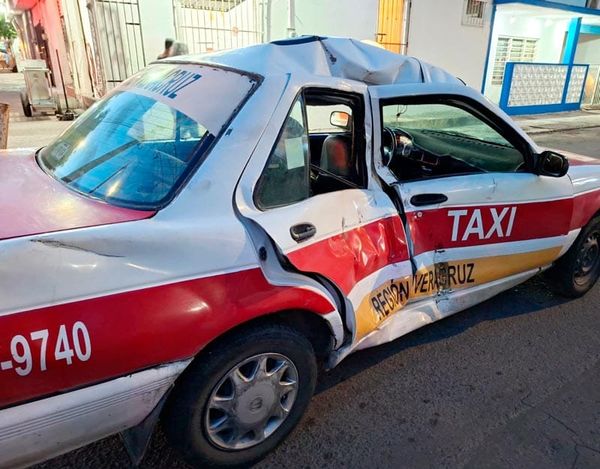 ¡MOTOCICLISTA SE PEGA TRANCAZO CONTRA TAXI!