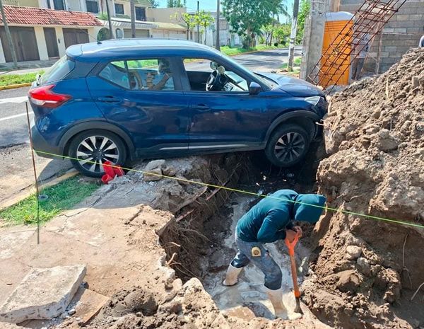 ¡CAMIONETA CAYÓ EN ZANJA DE OBRA POR ‘TORTAZO’ EN EL FLORESTA!