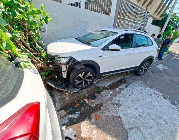 ¡CAMIONETA CON FAMILIA SE ESTRELLA CONTRA JARDINERA!