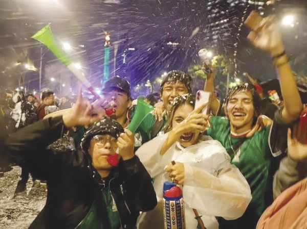 ¡CELEBRAN MILES EN EL ÁNGEL TRIUNFO DEL TRI!