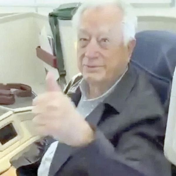 ¡EXHIBEN A BARTLETT EN PRIMERA CLASE!