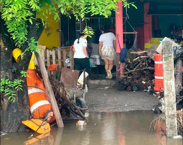 ¡MEDELLÍN BAJO EL AGUA! - *Les llueve y se inundan en puente moreno