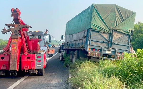 ¡VOLCÓ TORTON Y ACABA FUERA DE LA AUTOPISTA!