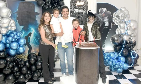 ADRIÁN CELEBRA 6 AÑOS COMO EL “REY DEL POP”