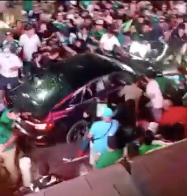¡CONDUCTOR ARROLLA A AFICIONADOS QUE CELEBRABAN TRIUNFO DE MÉXICO!