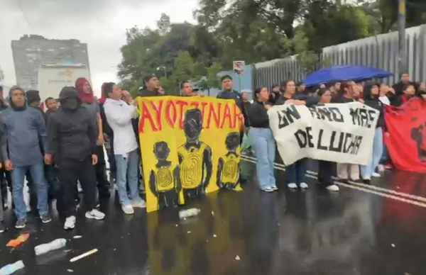 ¡BLOQUEAN NORMALISTAS CON UNA MEGA-MANTA!