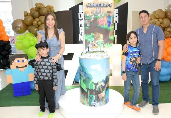 ROMÁN Y EMILIO CELEBRAN AL ESTILO MINECRAFT