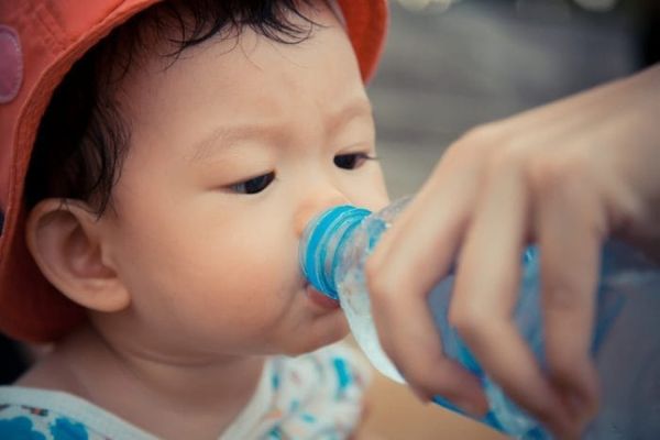 ¡QUE LOS NIÑOS TOMEN SUERO ORAL!