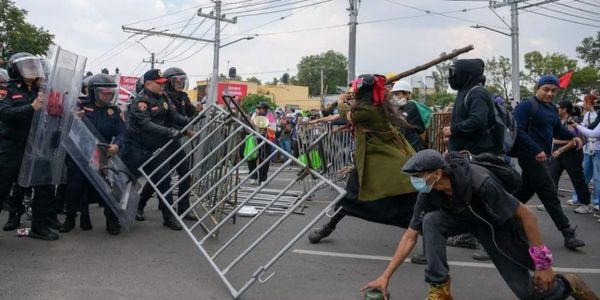 ¡“BLOQUE NEGRO” SE ENFRENTA CONTRA POLICÍAS DE BRUGADA!