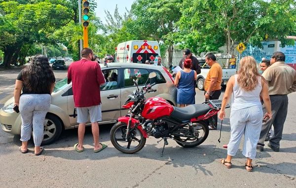¡HERIDO AL IMPACTAR SU “CABALLO DE ACERO” CONTRA AUTOMÓVIL!