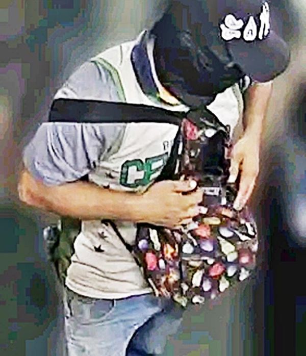 ¡BUSCAN ASALTANTE ENCAPUCHADO Y CON PISTOLÓN!