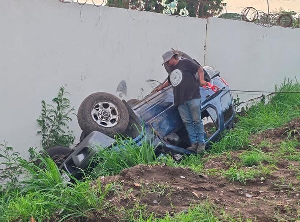 ¡CAMIONETA VOLCÓ RUMBO AL AEROPUERTO!