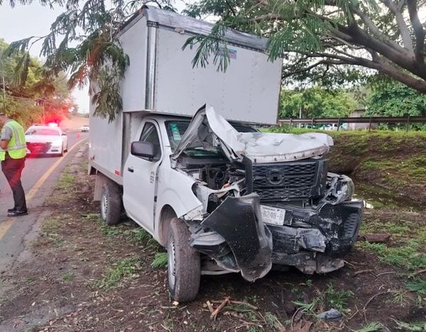 ¡CAMIONETÓN LE HACE UN BOQUETE A UNA VIVIENDA!