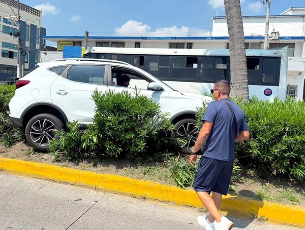 ¡CAMIONETÓN SE TREPÓ AL CAMELLÓN!