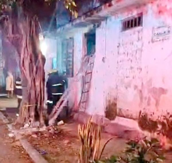 ¡LE PRENDIERON FUEGO A INMUEBLE ABANDONADO!