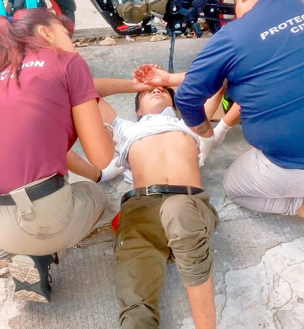 ¡MOTOCICLISTA DERRAPA Y SE ABRE UNA ALCANCÍA EN LA CABEZA!