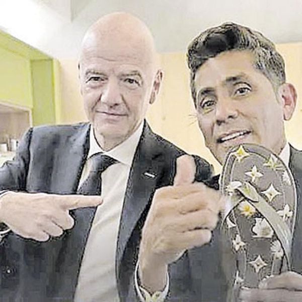 ¡REGALÓ INFANTINO SANDALIAS DE LUJO A JORGE CAMPOS!