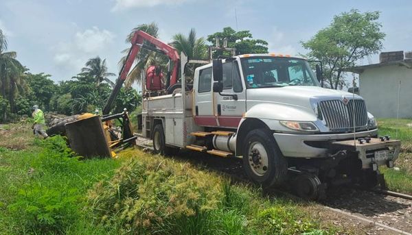 ¡TRASCABO CAYÓ EN CANAL DE DESAGÜE JUNTO A VÍAS DEL TREN EN TEJERÍA!