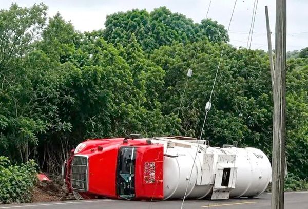 ¡VOLCÓ PIPA CON GASOLINA EN SANTIAGO TUXTLA!