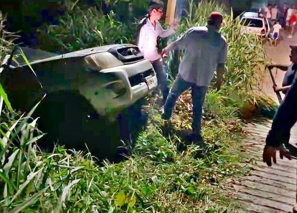 ¡CAMIONETA VOLCÓ Y ATERRIZÓ EN ZANJA!