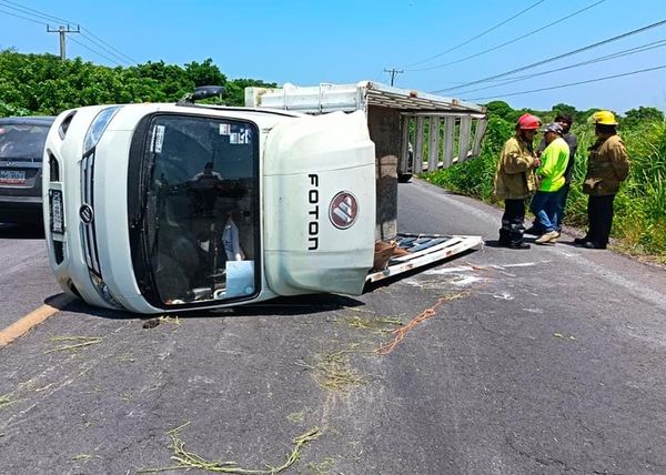 ¡VUELCA VEHÍCULO DE CARGA Y LE PEGÓ A CAMIONETA!