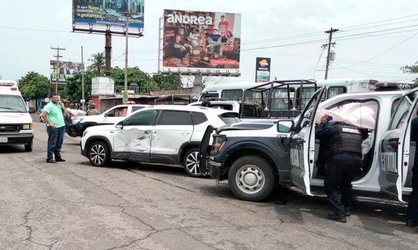 ¡PATRULLA DE LA SSP CHOCÓ CONTRA CAMIONETA Y DEJÓ TRES LESIONADOS!