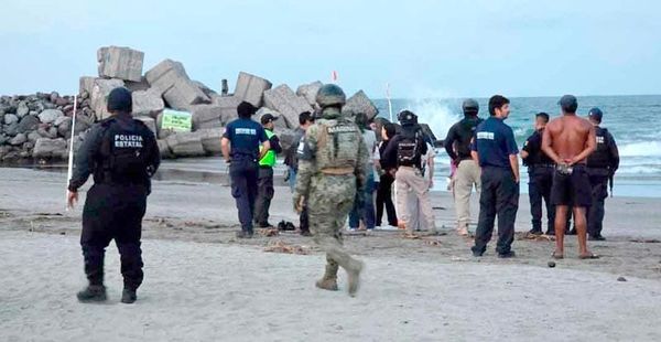 ¡RESCATAN A DOS MENORES ARRASTRADOS POR LA CORRIENTE EN PLAYA “LA BAMBA”!