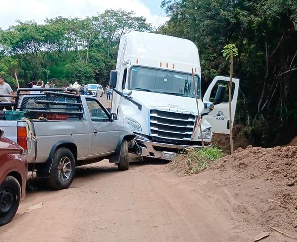 ¡TRÁILER PROVOCA CARAMBOLA EN LA COSTERA DEL GOLFO!