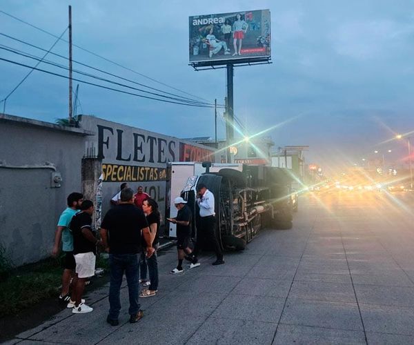 ¡VEHÍCULO DE CARGA VOLCÓ FRENTE A PLAZA BRISAS!