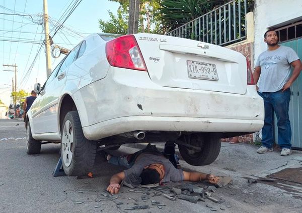 ¡CAFRE EMBISTIÓ A “JINETE A ACERO” Y LO DEJÓ DEBAJO DE AUTO ESTACIONADO!