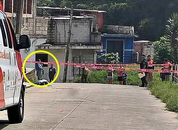 ¡LOCALIZAN A VECINO SIN VIDA TENDIDO EN LA BANQUETA!